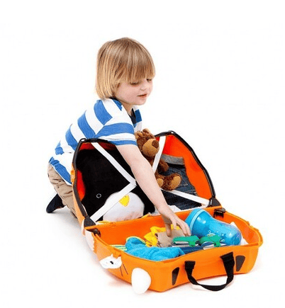 Dieťa si balí hračky do kufra Trunki Tiger Tipu